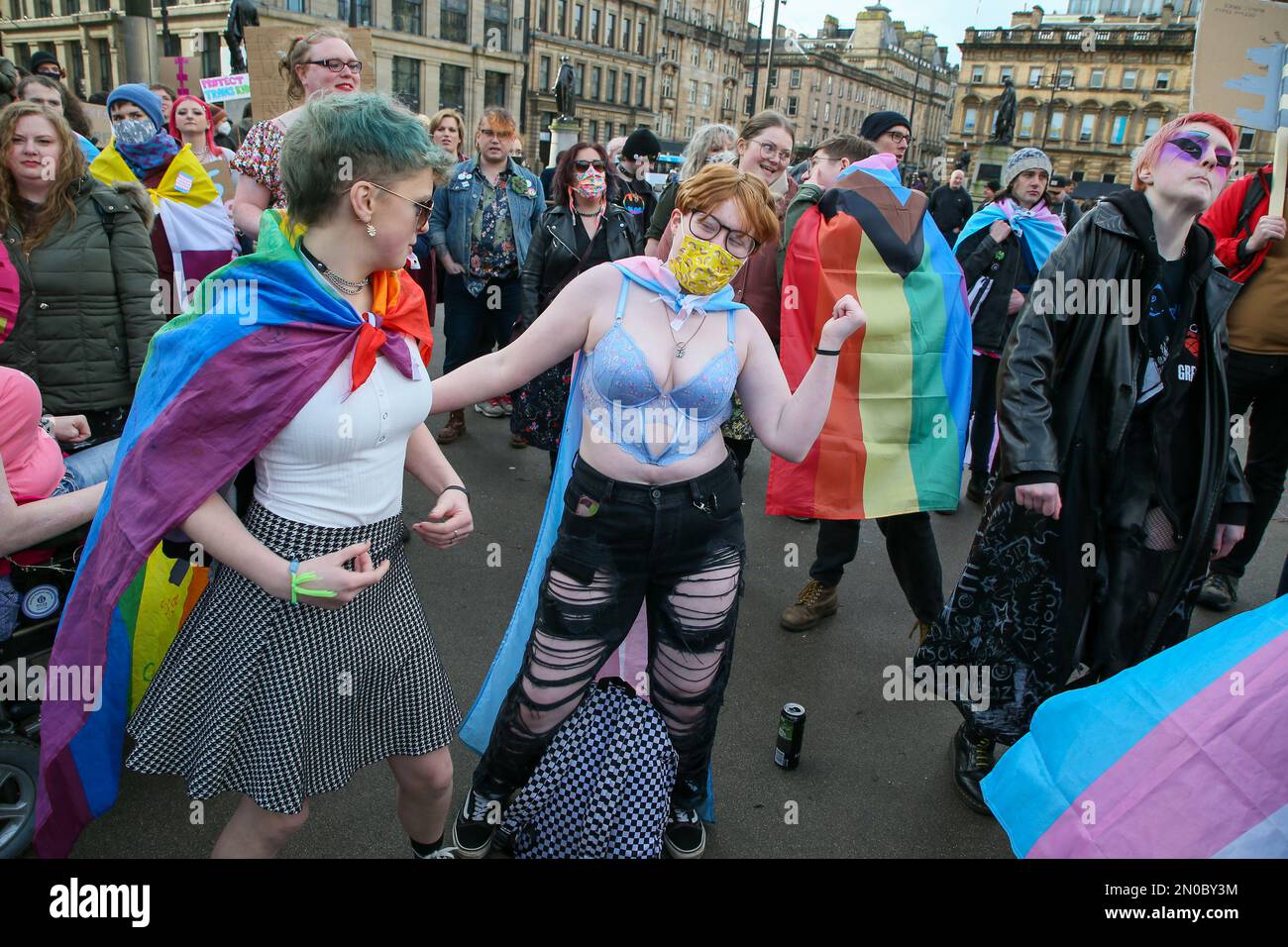 Glasgow, Royaume-Uni. 5th févr. 2023. Plusieurs centaines de personnes se sont exposées à George Square, à Glasgow, pour protester contre l'érosion des droits des femmes et le projet de loi sur la reconnaissance du genre adopté par le gouvernement écossais qui permet aux hommes de s'identifier comme des femmes. Il y a également eu une contre-démonstration par les groupes Pro Trans, également à George Square, en même temps. Les deux groupes ont été séparés par une zone de non-Go contrôlée les images sont des activistes pro-transgenres à la manifestation. Crédit : Findlay/Alay Live News Banque D'Images