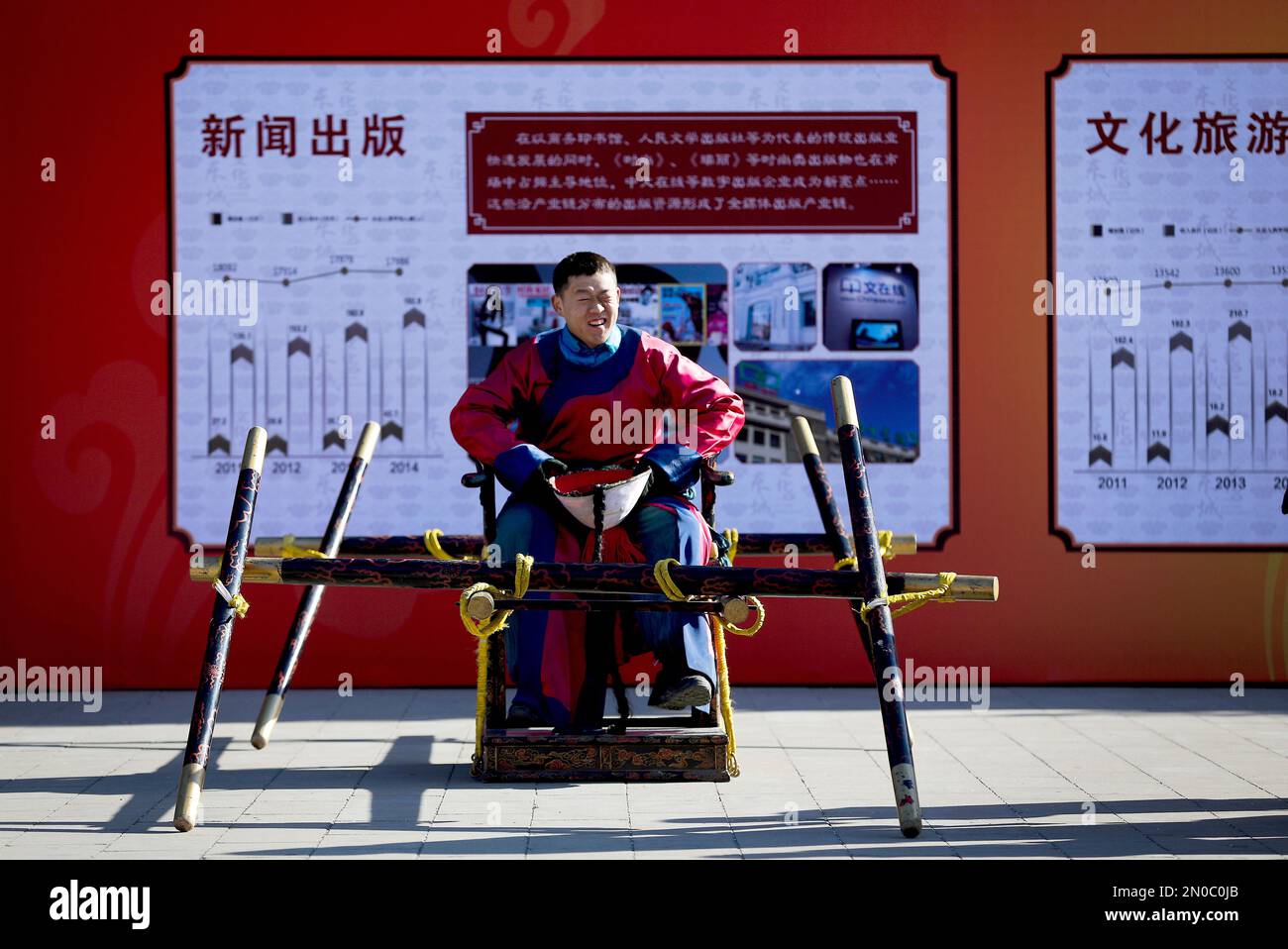 A Chinese actor dressed as Qing Dynasty servants rests on a sedan chair during a rehearsal of ancient Qing Dynasty ceremony for the upcoming Chinese Lunar New Year at Ditan Park in Beijing, Saturday, Feb. 6, 2016. Parks and temples across the capital city are gear up for the Lunar New Year celebrations on Feb. 8 this year which marks the Year of Monkey on the Chinese zodiac. (AP Photo/Andy Wong) Banque D'Images