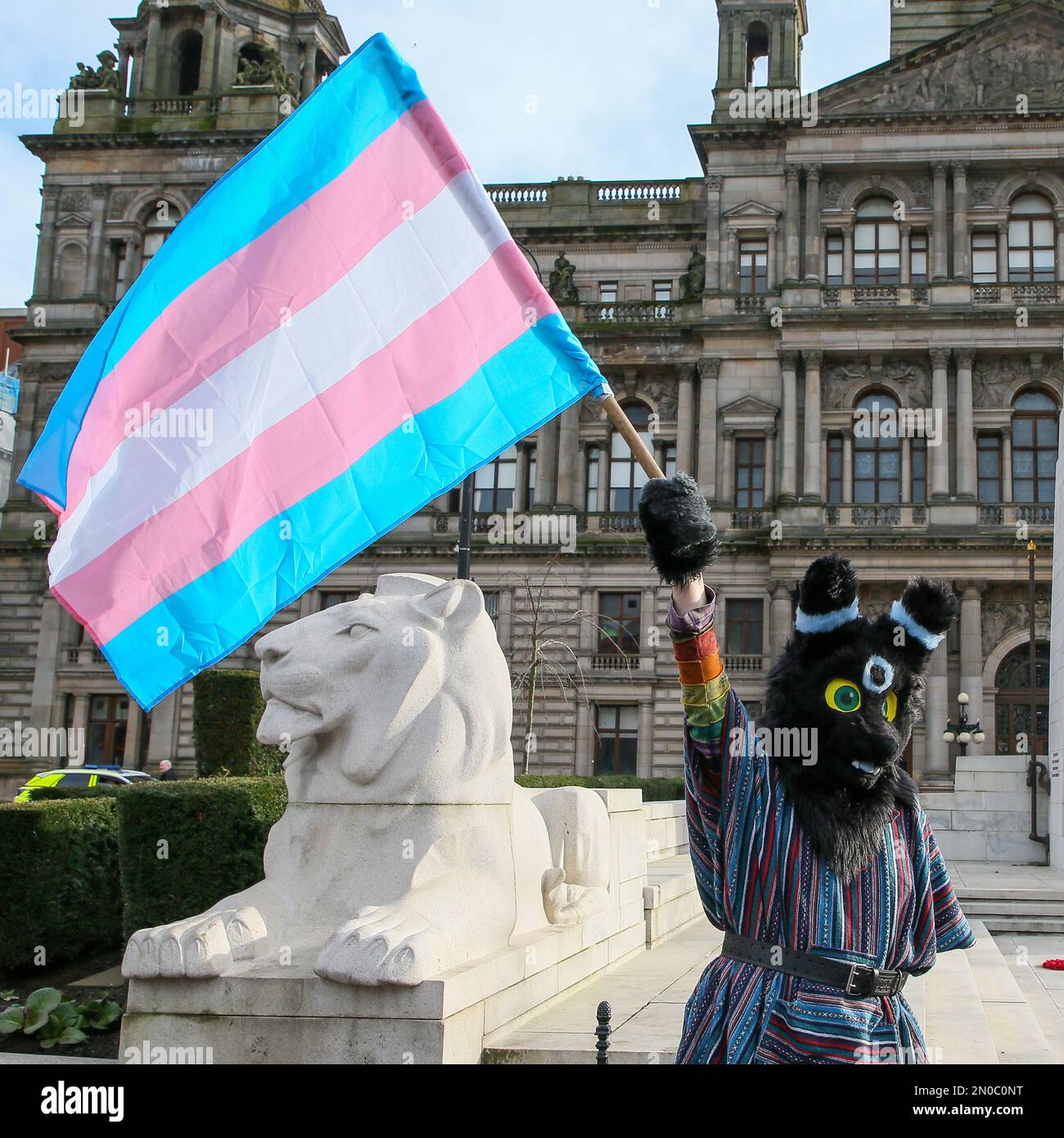 Glasgow, Royaume-Uni. 5th févr. 2023. Plusieurs centaines de personnes se sont exposées à George Square, à Glasgow, pour protester contre l'érosion des droits des femmes et le projet de loi sur la reconnaissance du genre adopté par le gouvernement écossais qui permet aux hommes de s'identifier comme des femmes. Il y a également eu une contre-démonstration par les groupes Pro Trans, également à George Square, en même temps. Les deux groupes ont été séparés par une zone de non-Go contrôlée les images sont des activistes pro-transgenres à la manifestation. Crédit : Findlay/Alay Live News Banque D'Images