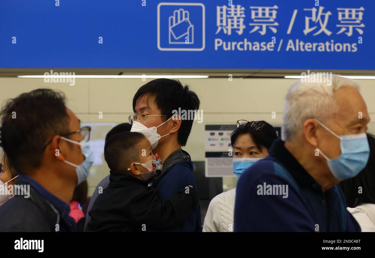 Les gens font la queue pour des billets de train à grande vitesse à la gare de Hong Kong West Kowloon. 14JAN23. SCMP/Dickson Lee Banque D'Images
