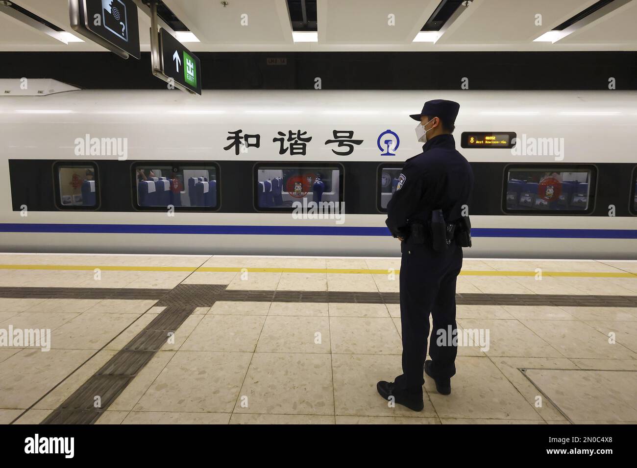 Les passagers montent à bord du premier train à destination de Guangzhou (G6552) à la gare de Hong Kong-Kowloon-Ouest. Le train à grande vitesse (section de Hong Kong) reprend ses services de court-courrier à Guangzhou pour la première fois en trois ans après que Beijing ait assoupli la restriction anti-pandémie pour Covid-19. 15JAN23 SCMP/Dickson Lee Banque D'Images