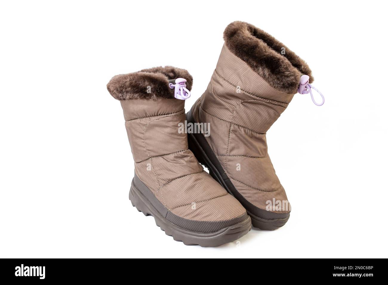 bottes d'hiver pour enfants, de couleur marron, isolées sur fond blanc Banque D'Images