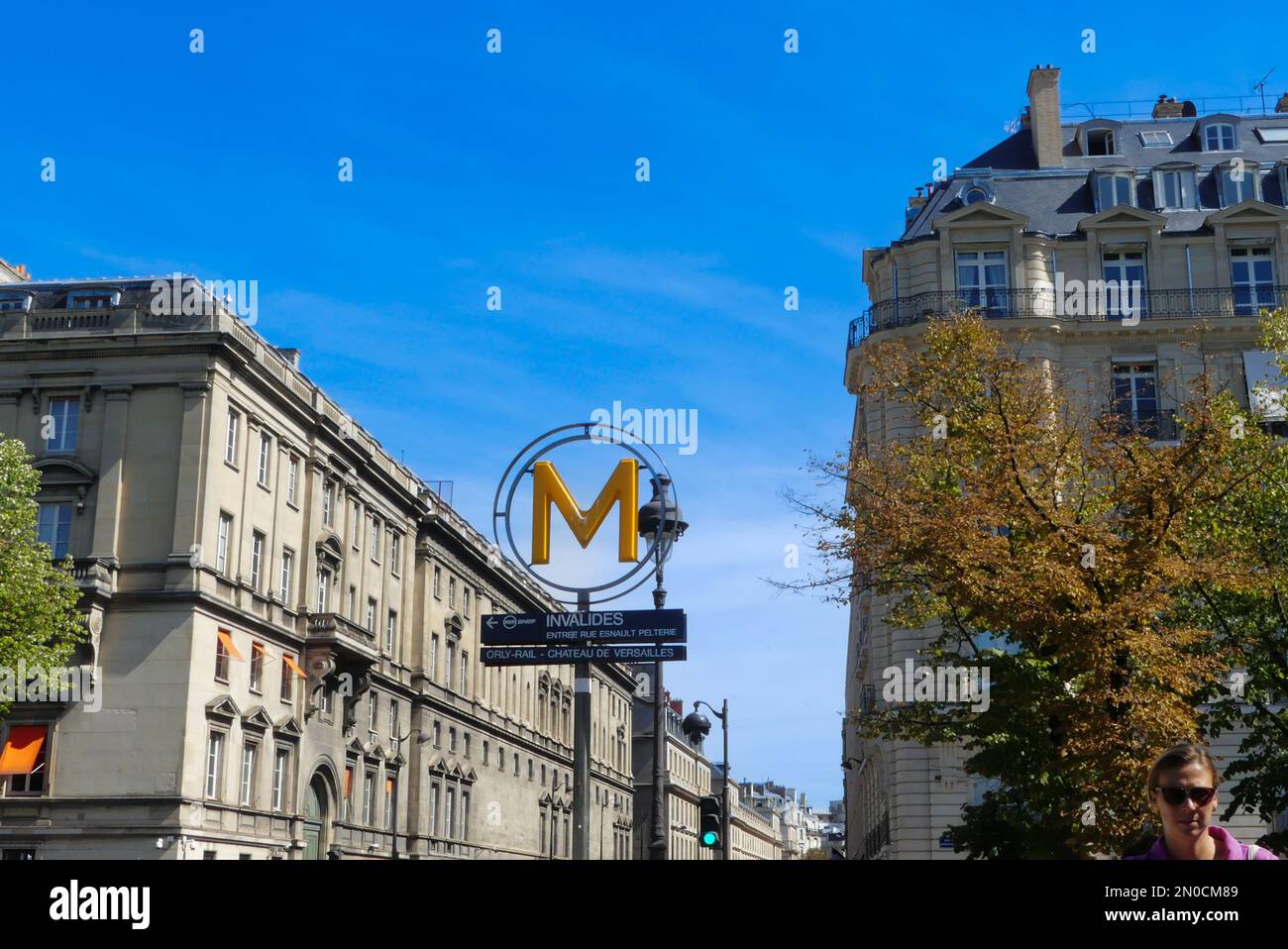 Paris, France. 09 avril. 2022. Logo avec le panneau RATP indiquant l'entrée des transports publics Invalides. Bâtiment Haussmann. Banque D'Images