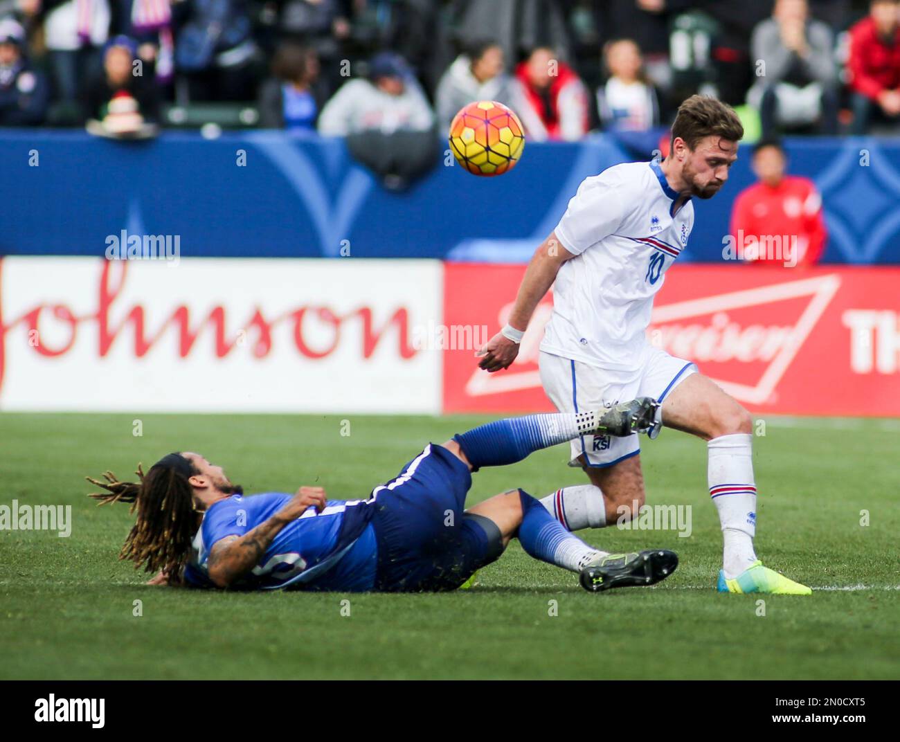 Iceland midfielder Arnor Smarason #10 in actions against United States during a men's international friendly soccer game in Carson, Calif., Sunday, Jan., 31, 2016. The United States won 3-2. (AP Photo/Ringo H.W. Chiu) Banque D'Images
