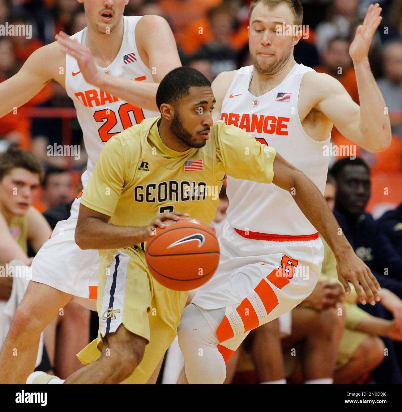 Georgia Tech’s Adam Smith, center, drives past Syracuse’s Tyler Lydon, left, and Trevor Cooney, right, during the second half of an NCAA college basketball game in Syracuse, N.Y., Saturday, Jan. 30, 2016. Syracuse won 60-57. (AP Photo/Nick Lisi) Banque D'Images