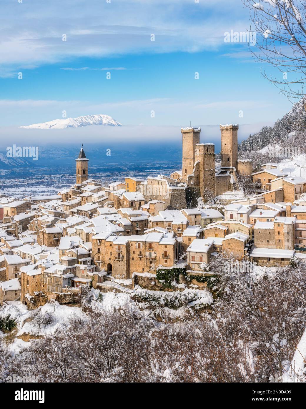 Vue panoramique de Pacentro couvertes de neige pendant la saison d'hiver. Abruzzo, Italie. Banque D'Images