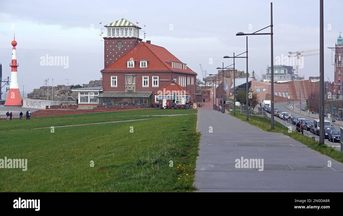 Bremerhaven, Allemagne - 21 octobre 2018: Célèbre café restaurant Strandhalle au bord de l'eau automne bâtiment historique. Banque D'Images