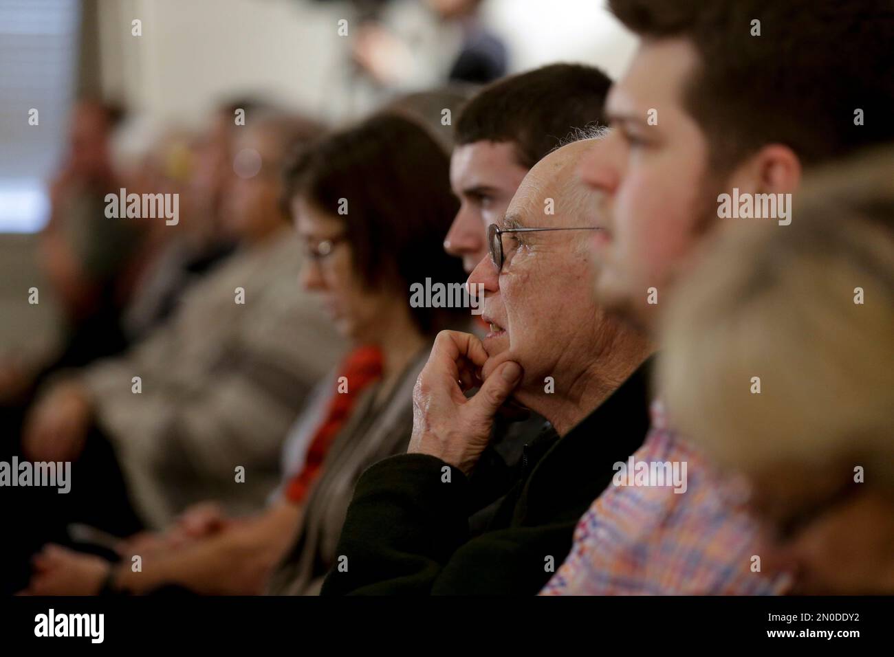 People watch as Republican presidential candidate, Ben Carson speaks during a campaign event at the University of Iowa, Friday, Jan. 29, 2016 in Iowa City, Iowa. (AP Photo/Chris Carlson) Banque D'Images