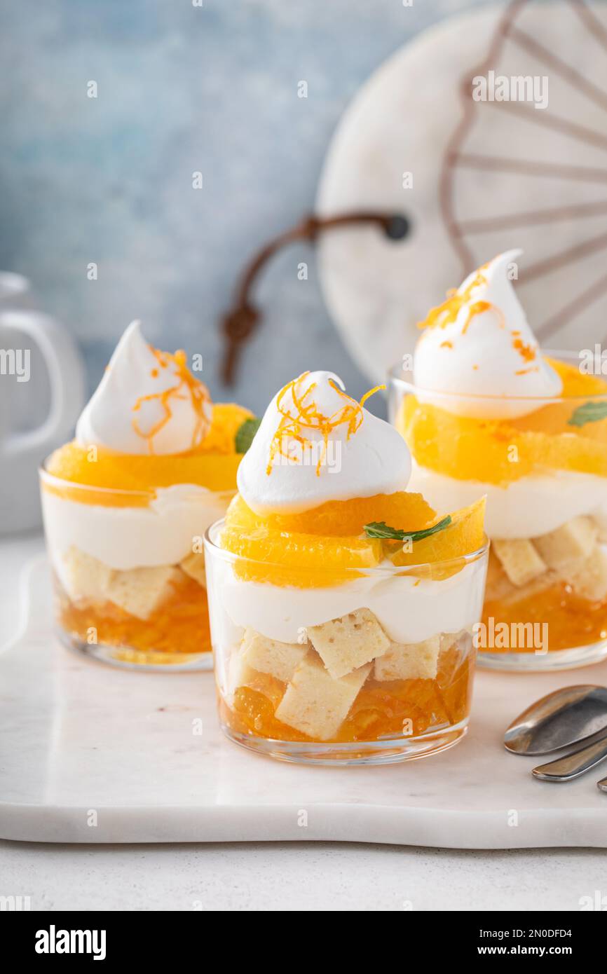 Gâteau à la livre d'orange avec mousse au fromage à la crème, marmelade d'orange et tranches d'orange fraîches Banque D'Images