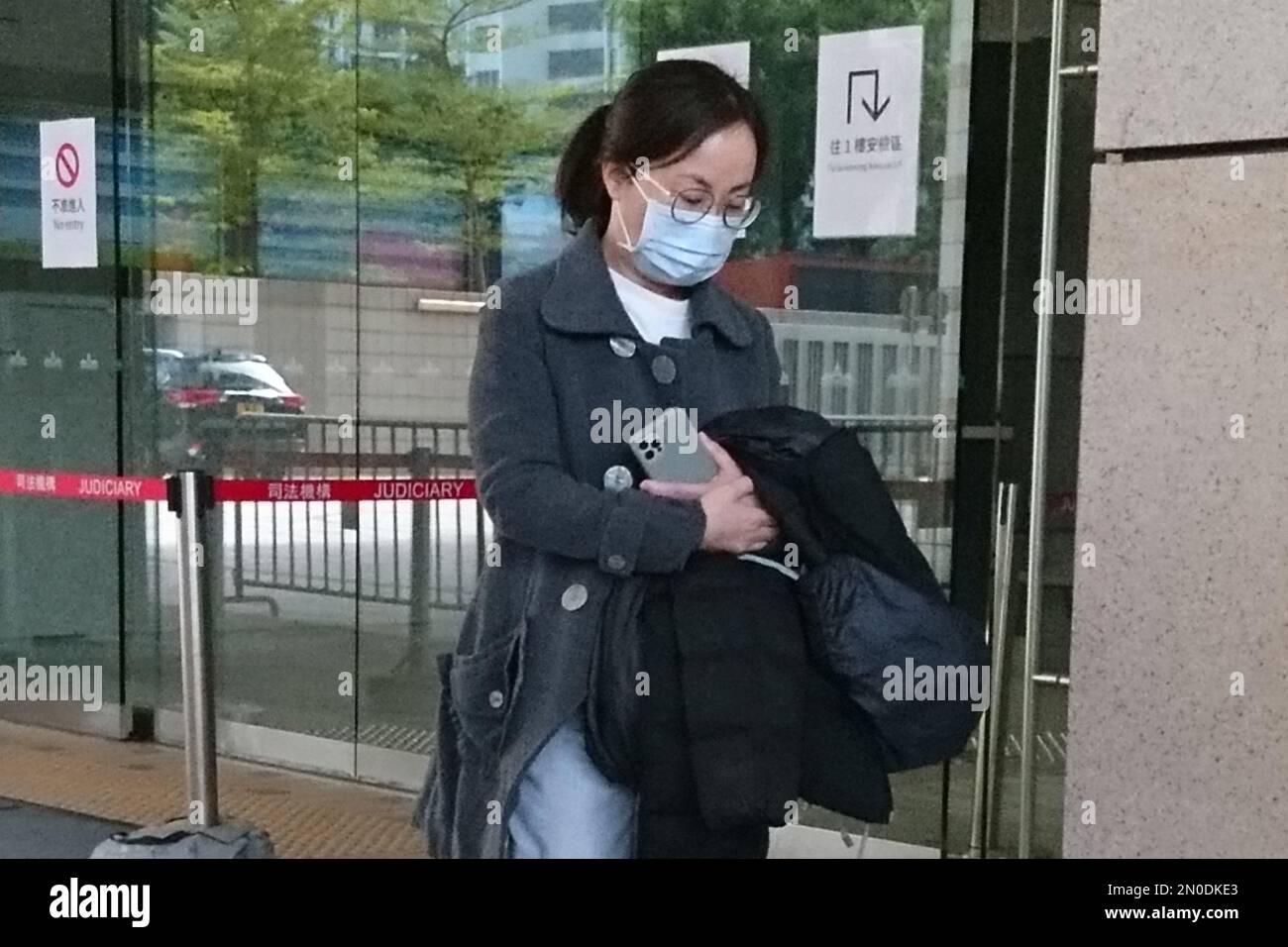 Le Dr Tse Chui-ting quitte la cour du coroner à Cheung Sha WAN mardi. Le Dr TSE avait approuvé l'ordonnance de quarantaine de Lui Suk-hang. Lui, qui est décédé après l'envoi de son unique soignant sur un site d'isolement de Covid, n'a pas reçu rapidement l'attention des autorités sanitaires en raison d'une pénurie urgente de main-d'œuvre. 31JAN23 SCMP/Brian Wong Banque D'Images