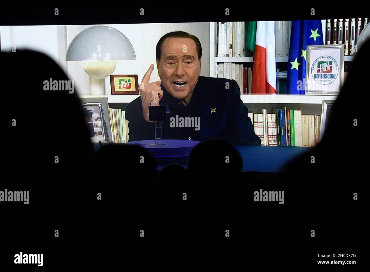 Rome, Italie. 05th févr. 2023. Un message vidéo du président du parti Forza Italia, Silvio Berlusconi, est présenté au cours de l'événement en faveur du candidat de la coalition de droite à la présidence de la région du Latium, Francesco Rocca. Les 12 et 13 février 2023, nous votons pour élire le Président de la région du Latium et le Conseil régional. (Photo par Vincenzo Nuzzolese/SOPA Images/Sipa USA) crédit: SIPA USA/Alamy Live News Banque D'Images