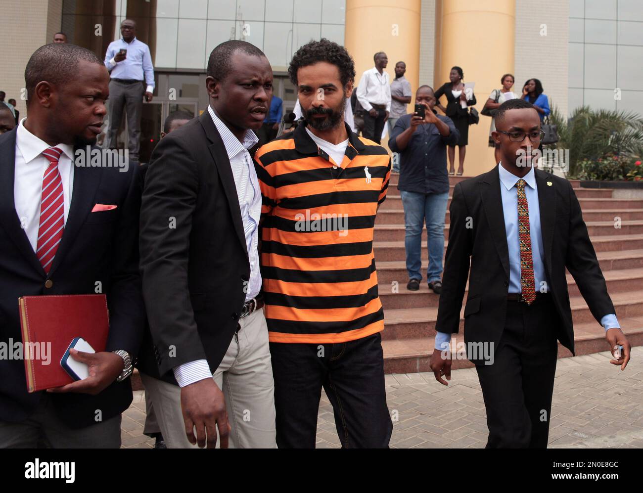 Arthur Simpson-Kent, second right, after his appearance for extradition to Britain at the Law court complex Accra, Ghana, Tuesday, Jan. 26, 2016. A Ghana court says a suspect in the slayings of a British actress and her two young sons has said he will return to the UK voluntarily. (AP Photo/Christian Thompson) Banque D'Images