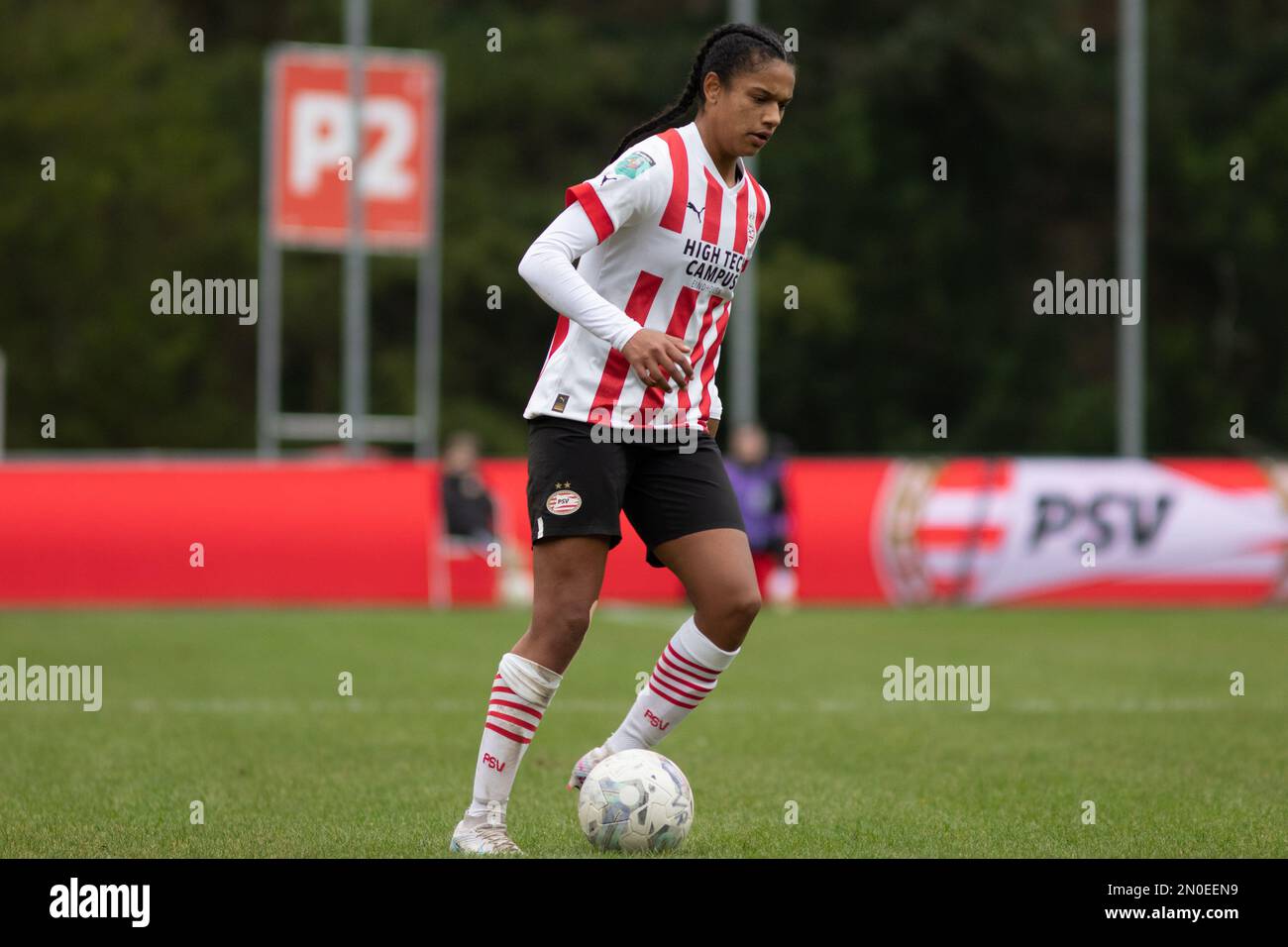 Eindhoven, pays-Bas. 05th févr. 2023. Eindhoven, pays-Bas, 5 février 2023: Esmee Brugts contrôle le ballon dans le jeu Azerion Eredivisiie Vrouwen entre PSV et Ajax à de Herdgang à Eindhoven, pays-Bas. (Leitting Gao/SPP) crédit: SPP Sport presse photo. /Alamy Live News Banque D'Images