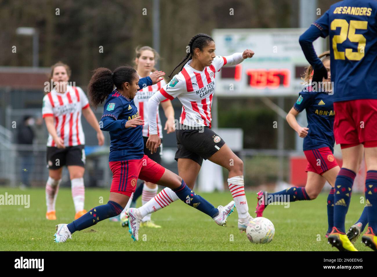 Eindhoven, pays-Bas. 05th févr. 2023. Eindhoven, pays-Bas, 5 février 2023: Ashleigh Weerden (à gauche, 11 Ajax) et Esmee Brugts (à droite, 7 Ajax) en action pendant le match Azerion Eredivisie Vrouwen entre PSV et Ajax à de Herdgang à Eindhoven, pays-Bas. (Leitting Gao/SPP) crédit: SPP Sport presse photo. /Alamy Live News Banque D'Images