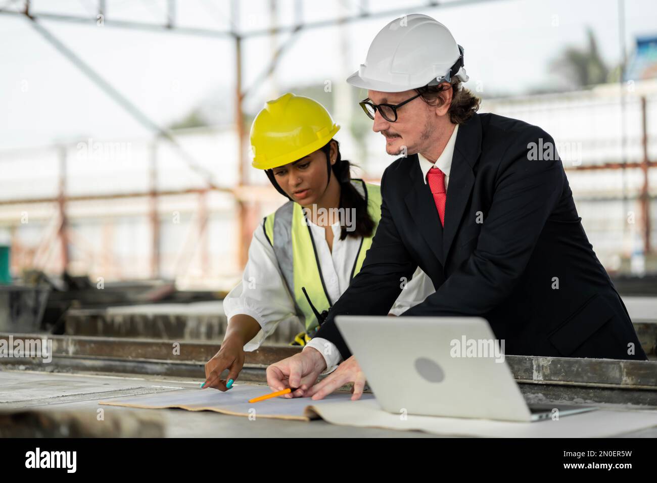 Les ingénieurs masculins inspectent et contrôlent le travail des employés et la qualité des produits manufacturés pour répondre aux normes. Dans industr Banque D'Images
