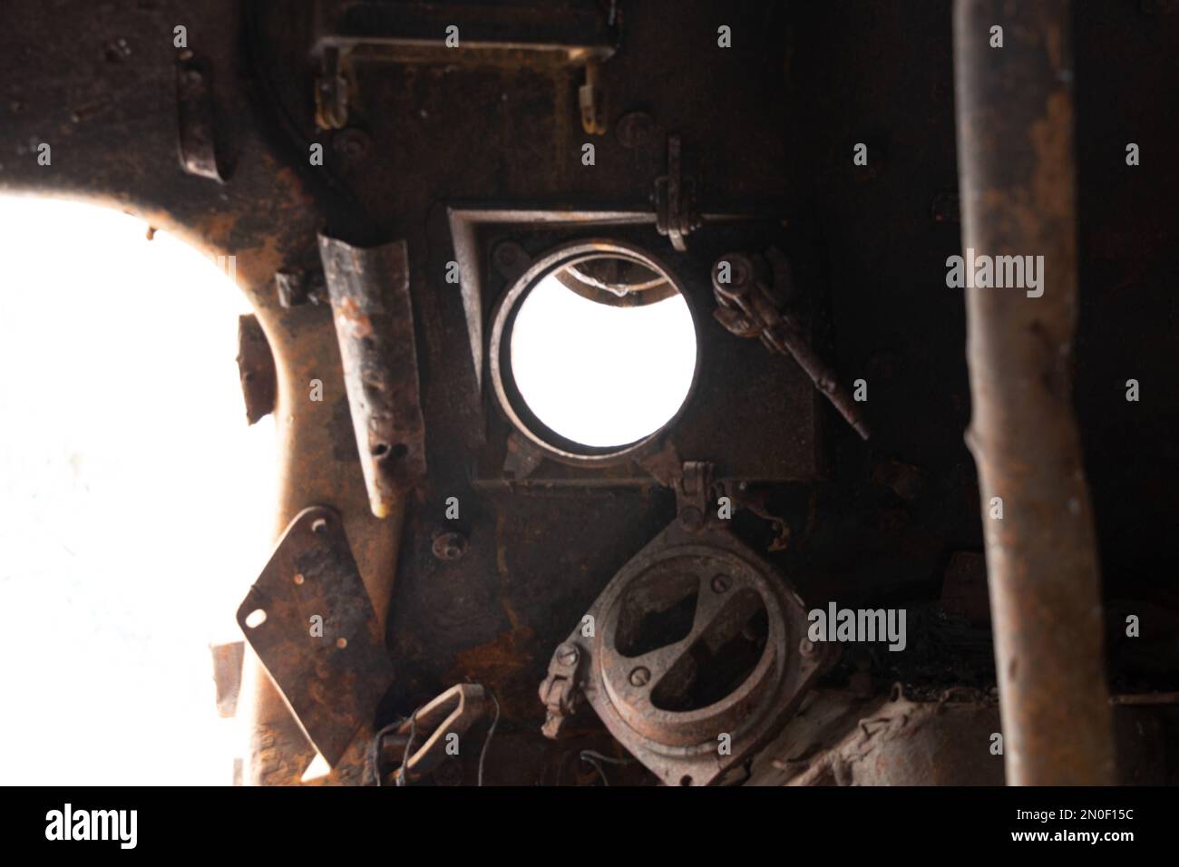 Un char russe qui a explosé se tient en Ukraine pendant la guerre de 2023, un char militaire Banque D'Images