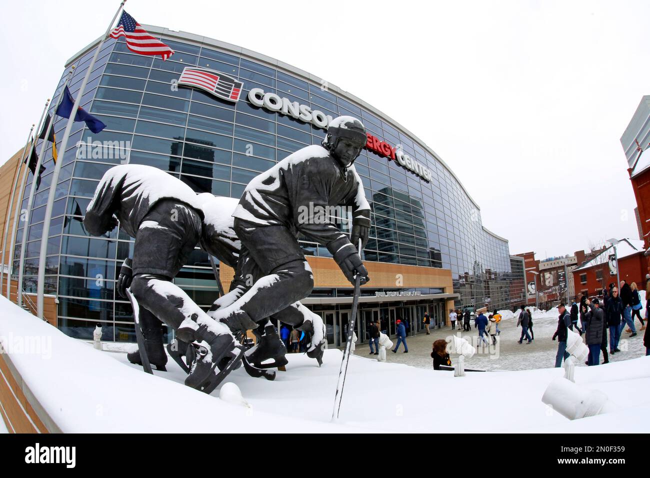 Snow covers a statue of Pittsburgh Penguins Hockey Hall of Famer Mario Lemieux outside the Consol Energy Center before an NHL hockey game between the Pittsburgh Penguins and the Vancouver Canucks in Pittsburgh Saturday, Jan. 23, 2016. (AP Photo/Gene J. Puskar) Banque D'Images