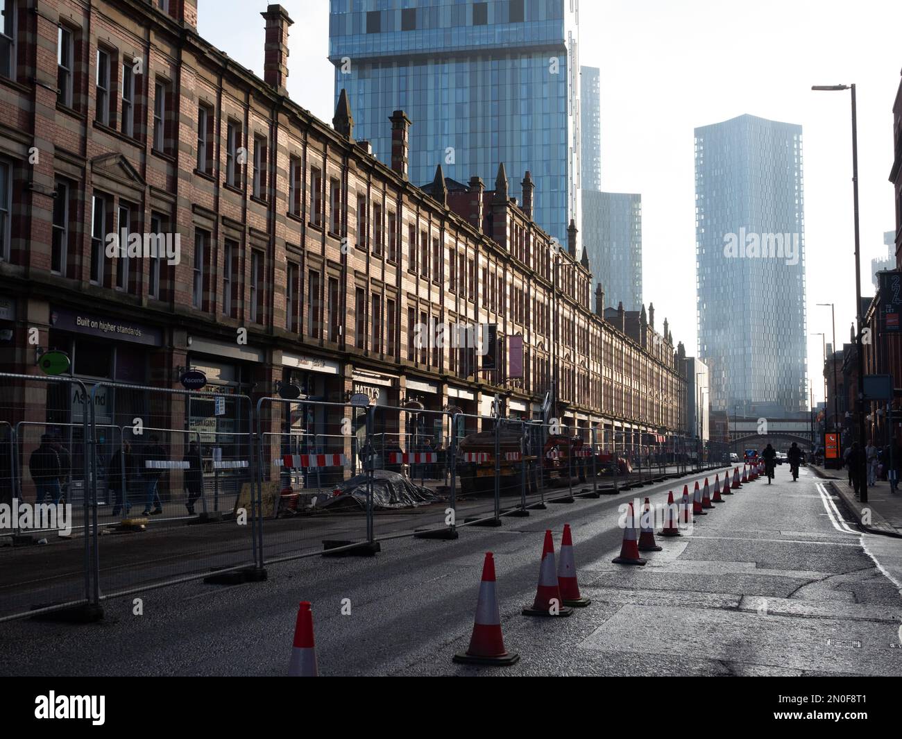 Vue sur Deansgate à Manchester avec des cônes de circulation le long de la route Banque D'Images