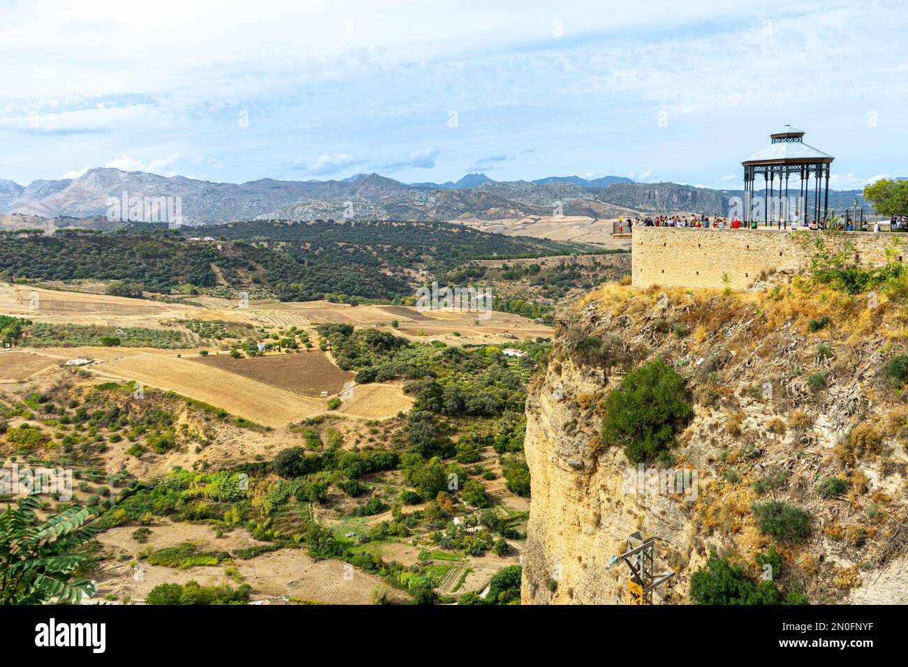 RONDA, ESPAGNE - 23 OCTOBRE 2022 : vue panoramique sur la falaise avec le kiosque du point de vue de Ronda, Espagne sur 23 octobre 2022 Banque D'Images