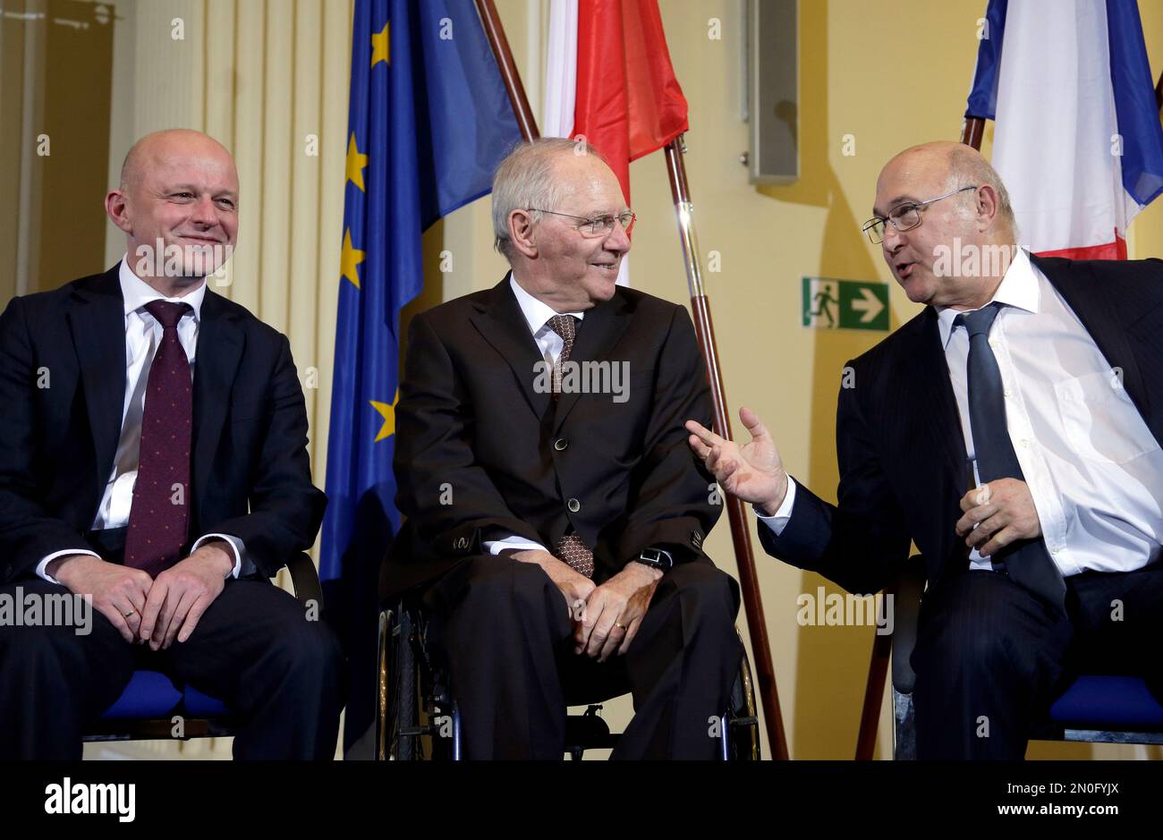 German Finance Minister Wolfgang Schaeuble, center, and his counterparts from France Michel Sapin, right, and Poland Pawel Szalamacha, left, pose for a photo as they arrive for a joint press conference as part of a meeting of the Finance Ministers of the Weimar Triangle at the Finance Ministry in Berlin, Germany, Tuesday, Jan. 19, 2016. (AP Photo/Michael Sohn) Banque D'Images
