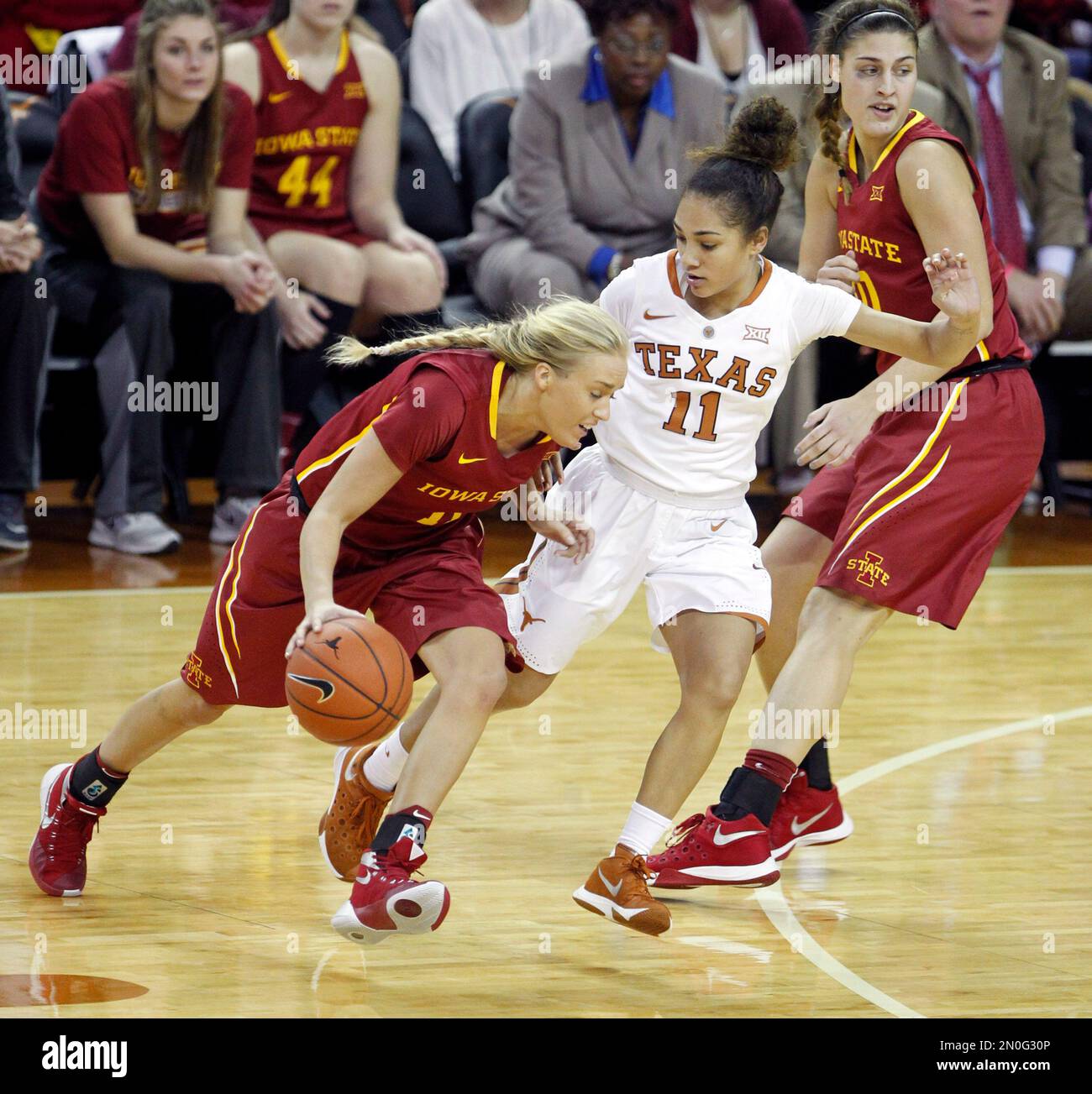 Iowa State guard Jadda Buckley, left, drives the ball against Texas guard Brooke McCarty, right, during the second half of an NCAA college basketball game, Wednesday, Jan. 6, 2016, in Austin, Texas. Texas won 75-54. (AP Photo/Michael Thomas) Banque D'Images