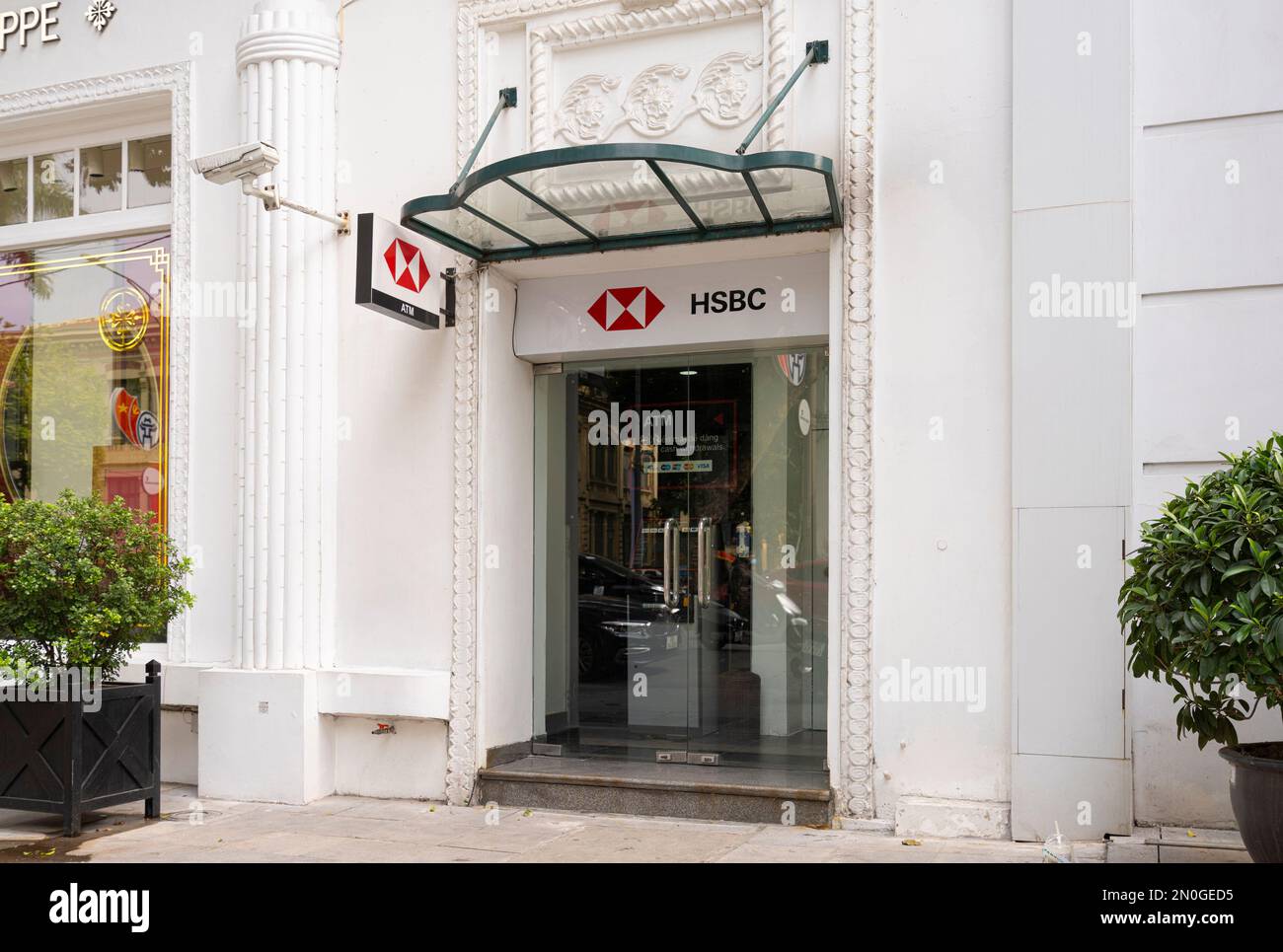 Hanoï, Vietnam, janvier 2023. Vue sur un distributeur automatique de billets de banque HSBC dans la rue du centre-ville Banque D'Images