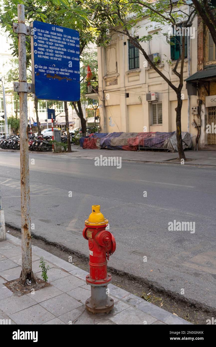 Hanoï, Vietnam, janvier 2023. un panneau d'arrêt de bus et une borne incendie dans une rue du centre-ville Banque D'Images