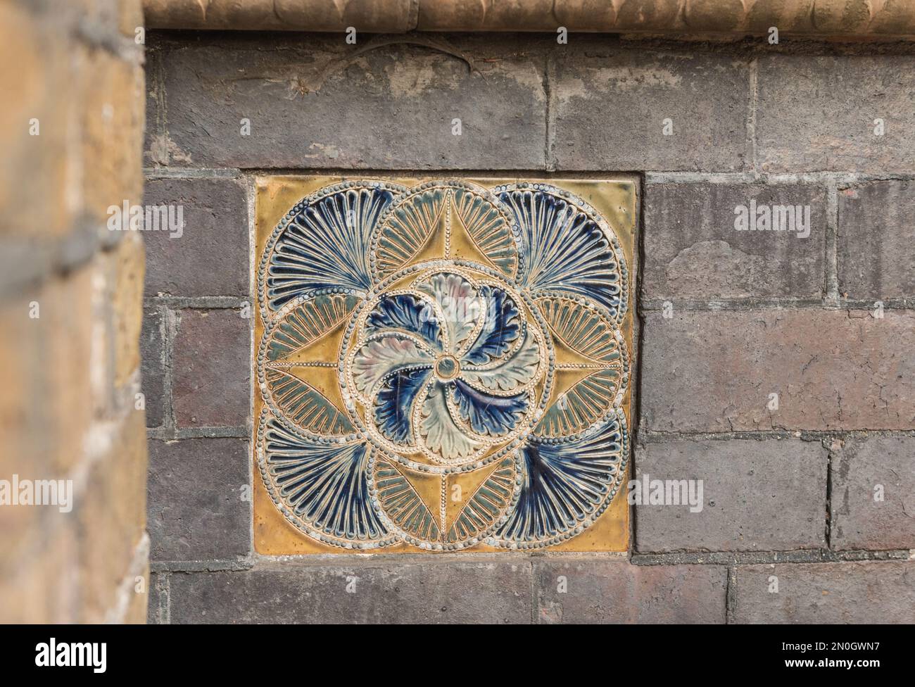 Carrelage dans le mur de Southbank House/ China Works l'ancienne usine de Royal Doulton à Lambeth Banque D'Images