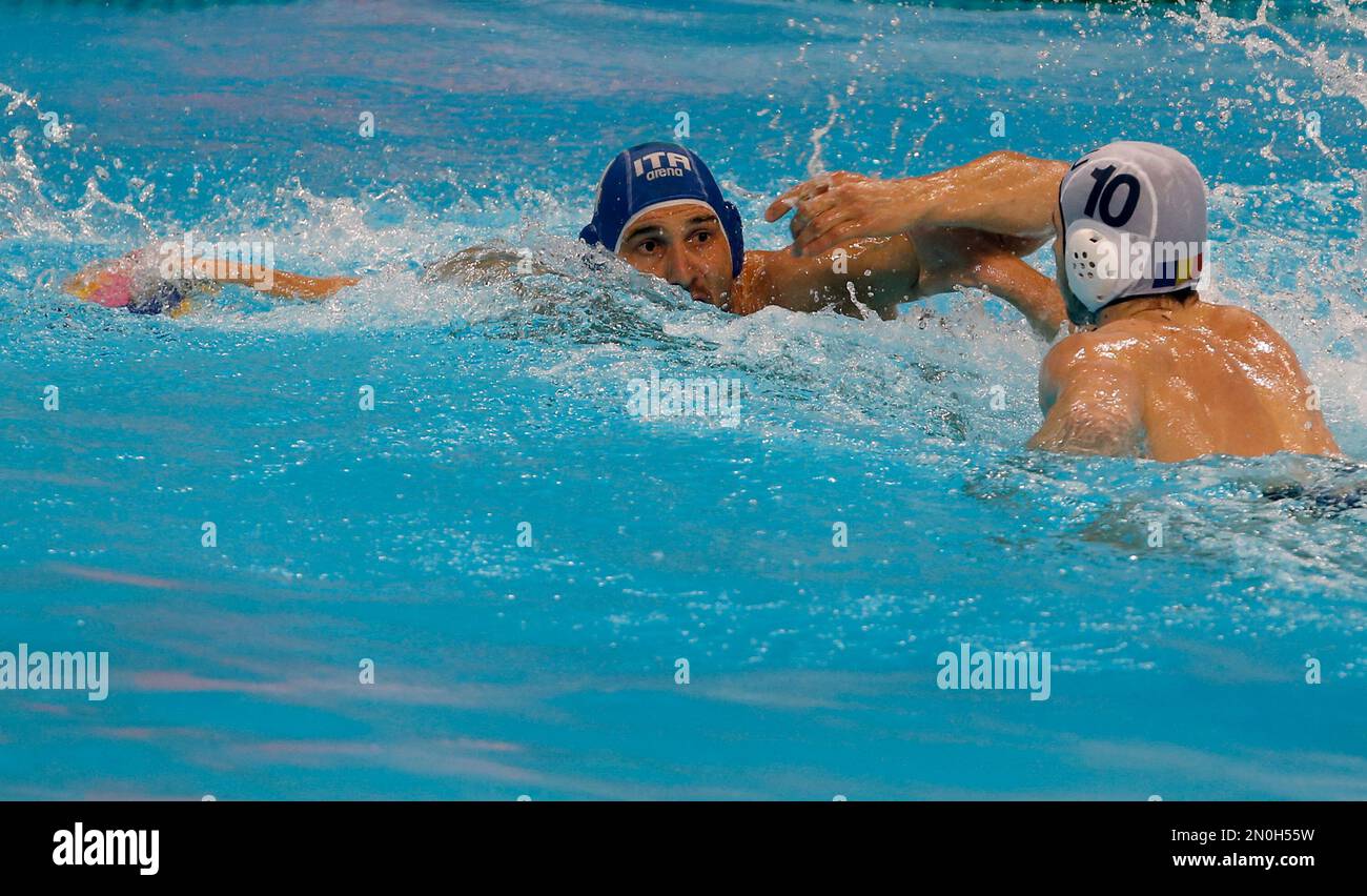 Italy's Pietro Figlioli, left, challenges for the ball with Romania's Roland Szabo during their qualifying match at the men’s European Waterpolo Championships in Belgrade, Serbia, Wednesday, Jan. 13, 2016. (AP Photo/Darko Vojinovic) Banque D'Images