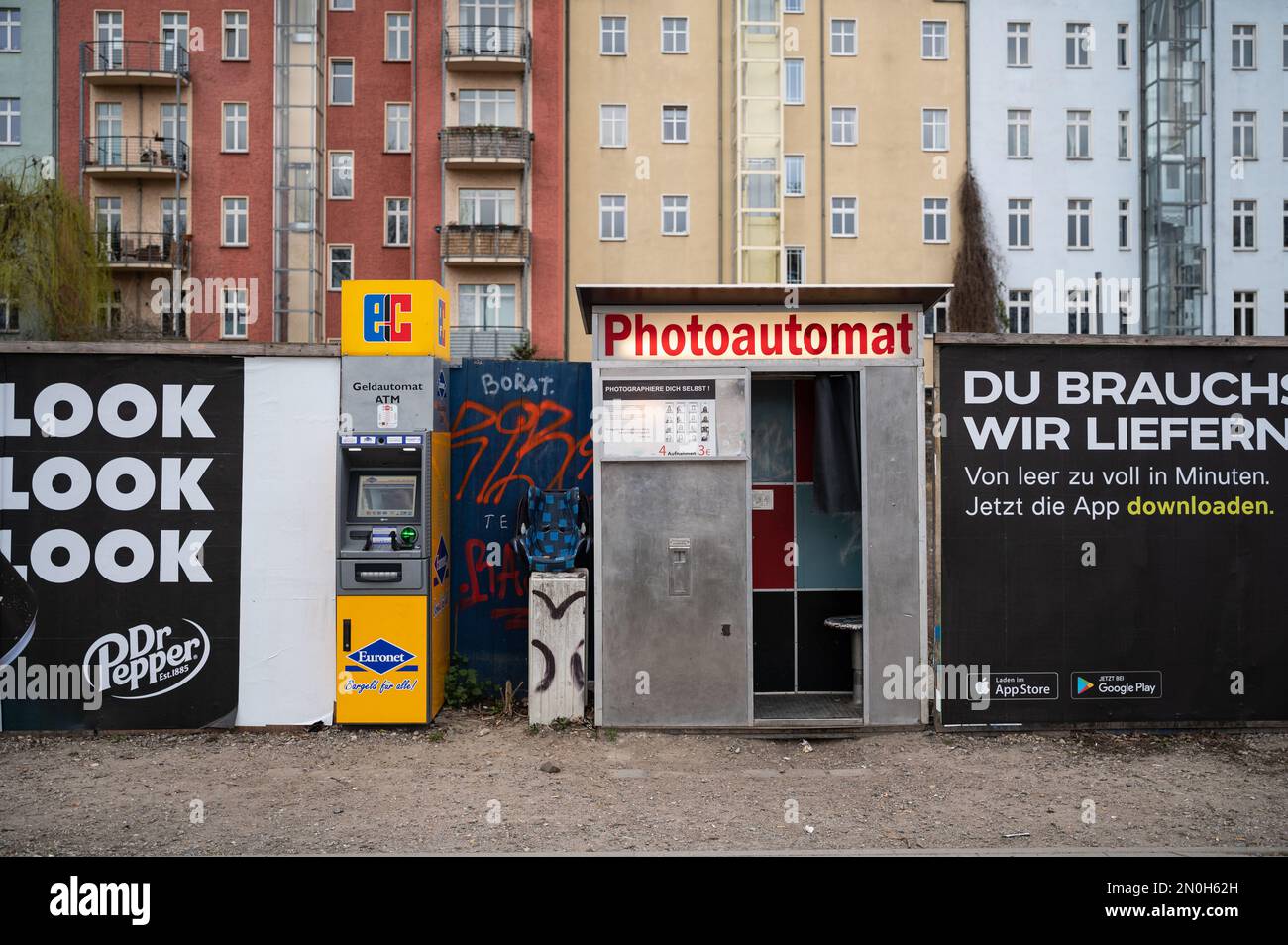 30.03.2022, Berlin, Allemagne, Europe - kiosque de photos pour les photos de passeport à côté d'un guichet automatique ce sur un trottoir près de Mauerpark dans le Prenzlauer de Berlin-est Banque D'Images