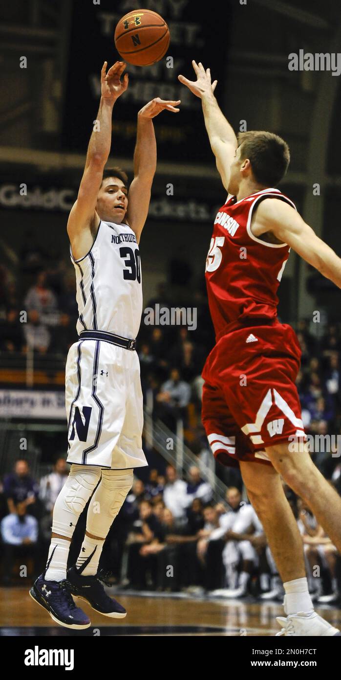 Northwestern guard Bryant McIntosh (30) shoots against Wisconsin forward Alex Illikainen (25) during the first half of an NCAA college basketball game on Tuesday, Jan. 12, 2016 in Evanston, Ill. (AP Photo/Matt Marton) Banque D'Images