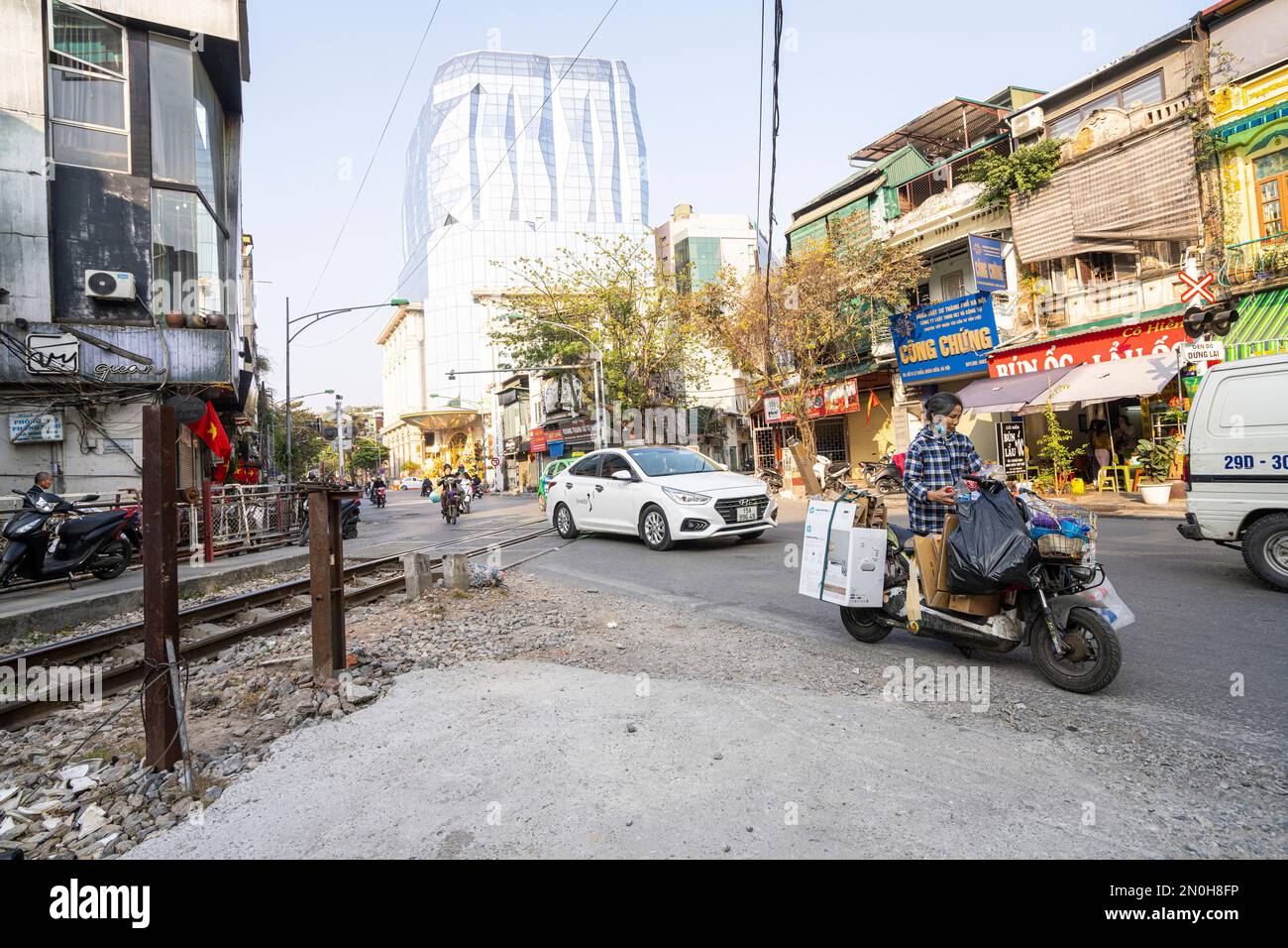 Hanoï, Vietnam, janvier 2023. la circulation dans une rue du centre-ville Banque D'Images