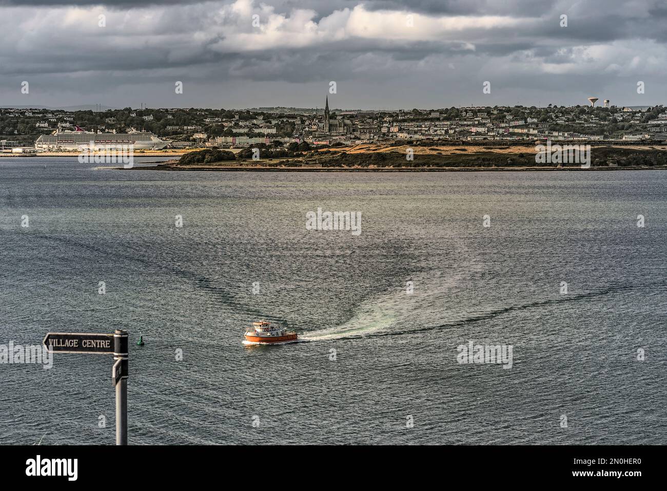 Vue panoramique sur le port de Cork et la ville de Cobh avec bateau de croisière "Carnival Pride". Co Cork, Irlande. Banque D'Images