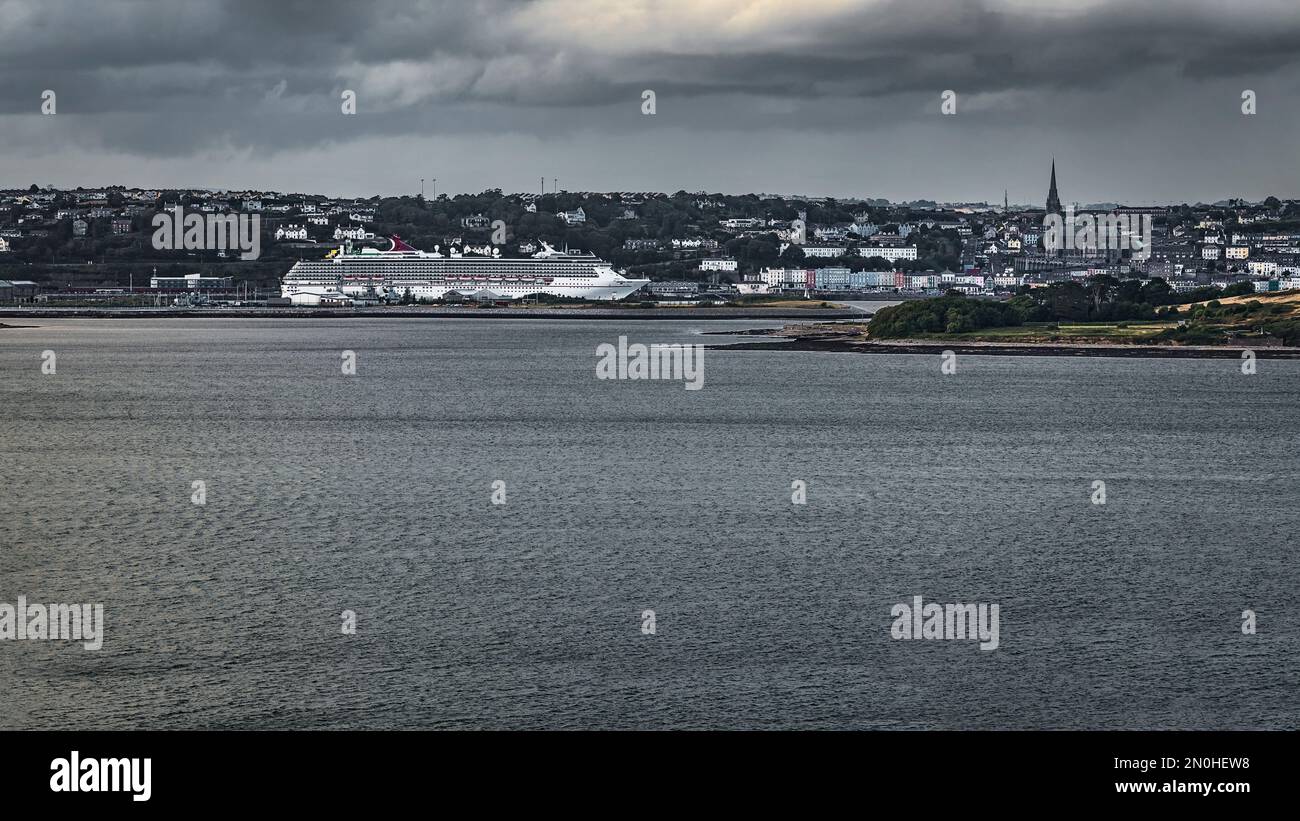 Vue panoramique sur le port de Cork et la ville de Cobh avec bateau de croisière "Carnival Pride". Co Cork, Irlande. Banque D'Images