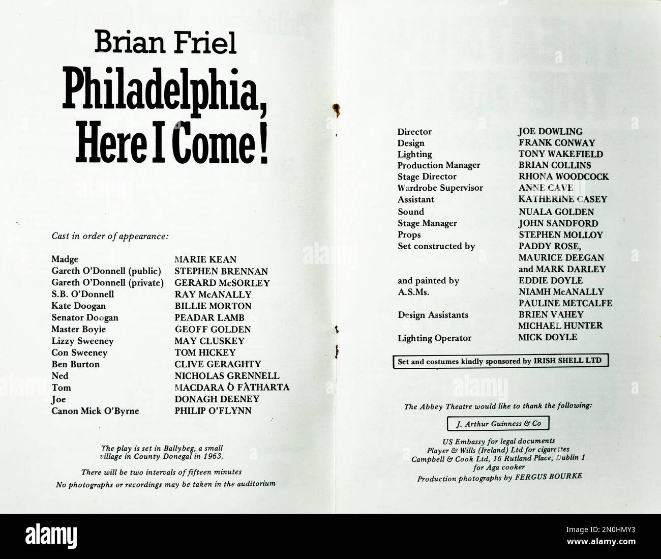 La liste de distribution pour la production 1982 de Brian Friel’s, Philadelphie ici je viens, au Abbey Theatre, Dublin, Irlande. Directeur Joe Dowling. Banque D'Images