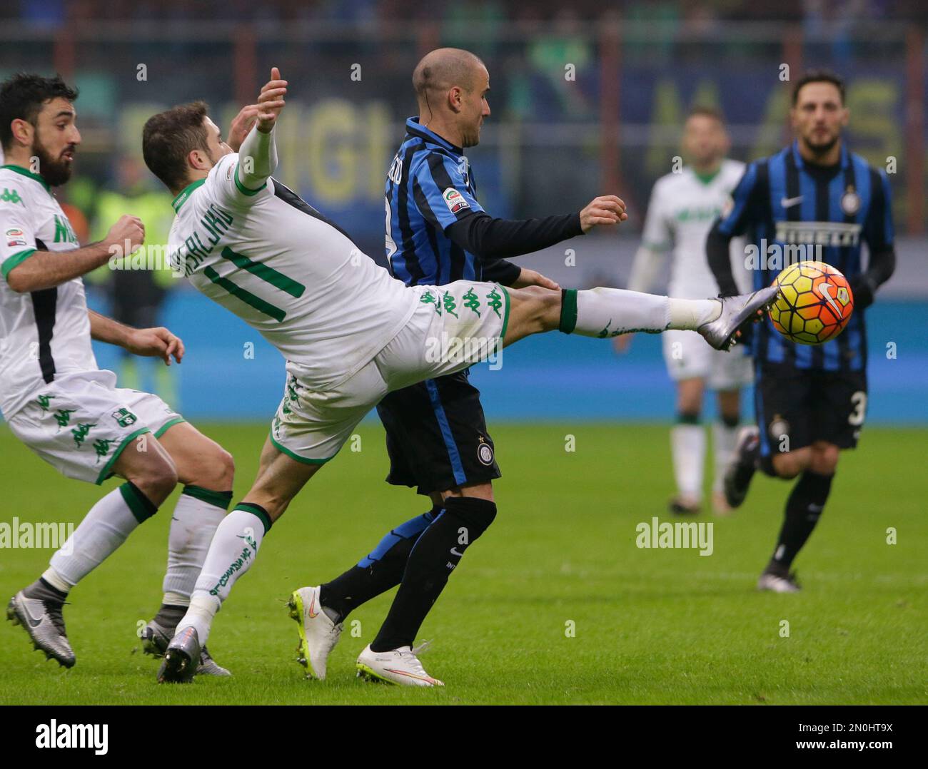 Inter Milan's Rodrigo Palacio, right, is tackled by Sasuolo's Sime Vrsaljko during a Serie A soccer match between Inter Milan and Sassuolo, at the San Siro stadium in Milan, Italy, Sunday, Jan. 10, 2016. (AP Photo/Luca Bruno) Banque D'Images
