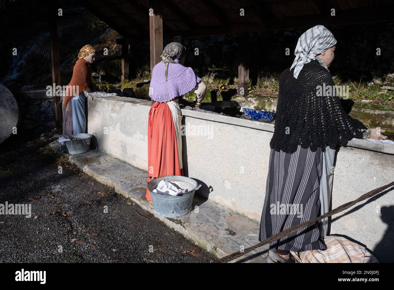 Pentema, Italie, décembre 2022 la scène caractéristique de la nativité construite dans l'ancien village ligurien dans la province de Gênes avec des bois de taille réelle Banque D'Images