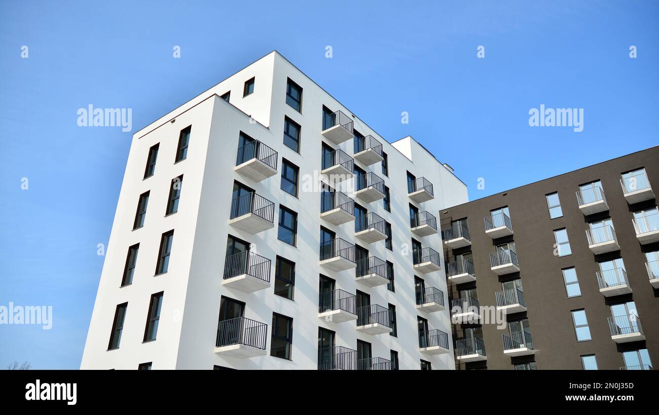 Immeubles modernes d'appartements par temps ensoleillé avec un ciel bleu. Façade d'un immeuble moderne. Surface en verre avec lumière du soleil. Banque D'Images