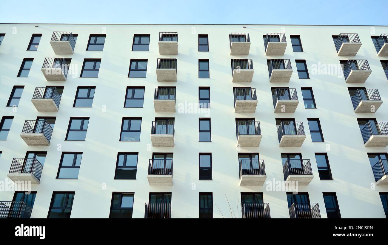 Immeubles modernes d'appartements par temps ensoleillé avec un ciel bleu. Façade d'un immeuble moderne. Surface en verre avec lumière du soleil. Banque D'Images