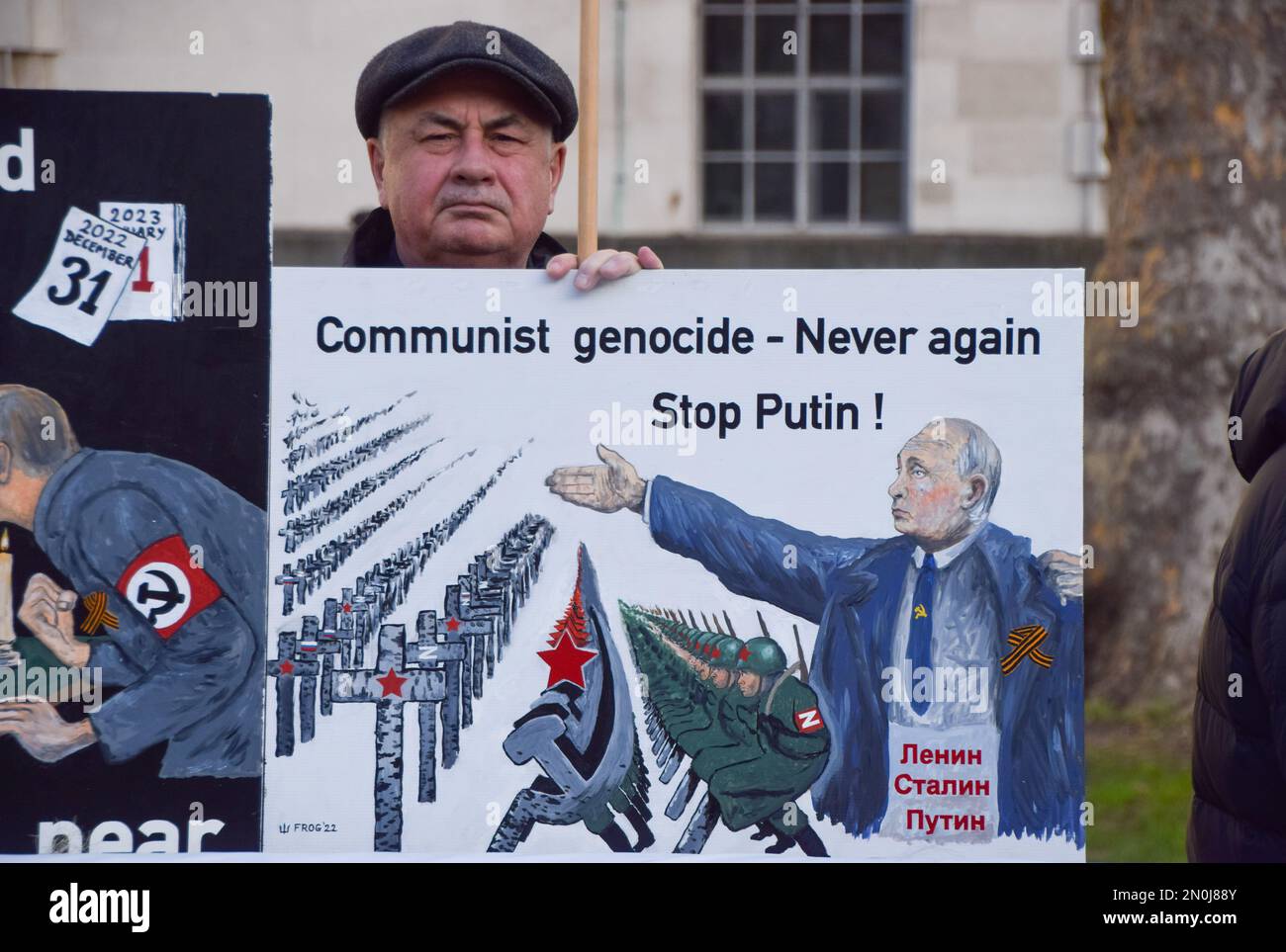 Londres, Royaume-Uni. 05th févr. 2023. Un manifestant tient un écriteau anti-communisme et anti-Poutine pendant la manifestation. Les manifestants continuent de se rassembler à l'extérieur de Downing Street en solidarité avec l'Ukraine tandis que les attaques russes se poursuivent. Crédit : SOPA Images Limited/Alamy Live News Banque D'Images