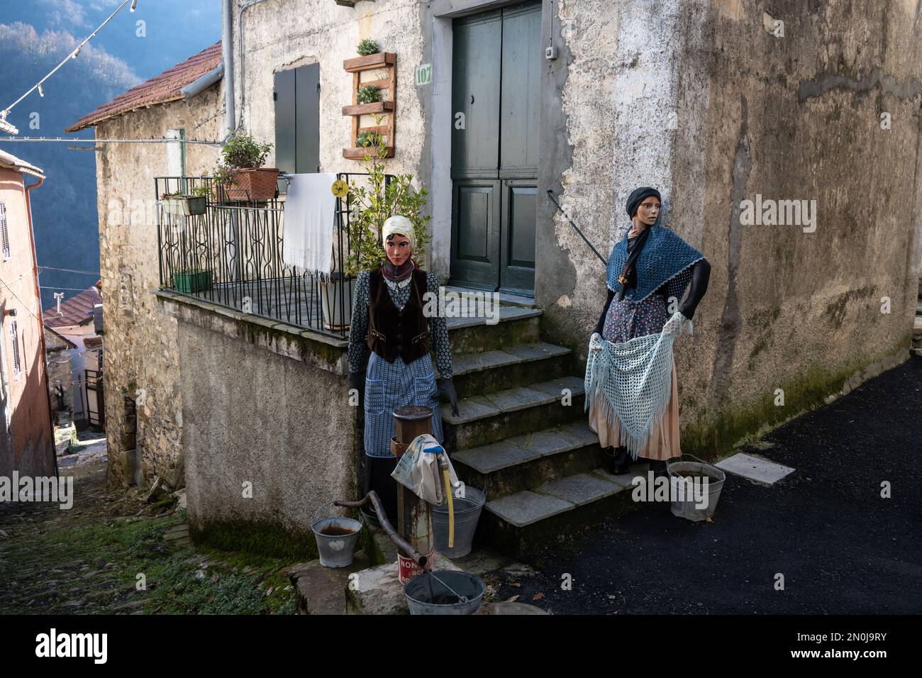 Pentema, Italie, décembre 2022 la scène caractéristique de la nativité construite dans l'ancien village ligurien dans la province de Gênes avec des bois de taille réelle Banque D'Images