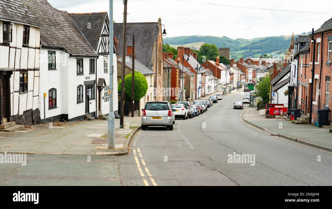 Mount Street, Welshpool, Powys, menant à High Street. Photo prise en août 2022. Banque D'Images