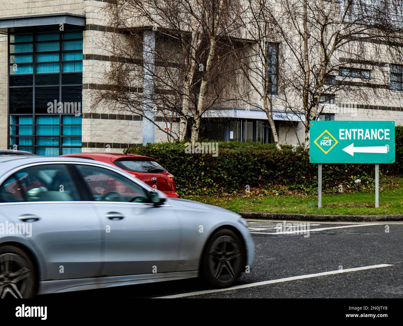 Voitures entrant au National car Test Center (NCT) à Fonthill, Dublin, Irlande. Banque D'Images