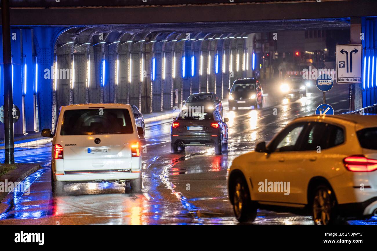 Métro illuminé à la gare principale, circulation routière, temps pluvieux, centre-ville, le soir, Essen, NRW, Allemagne, Banque D'Images