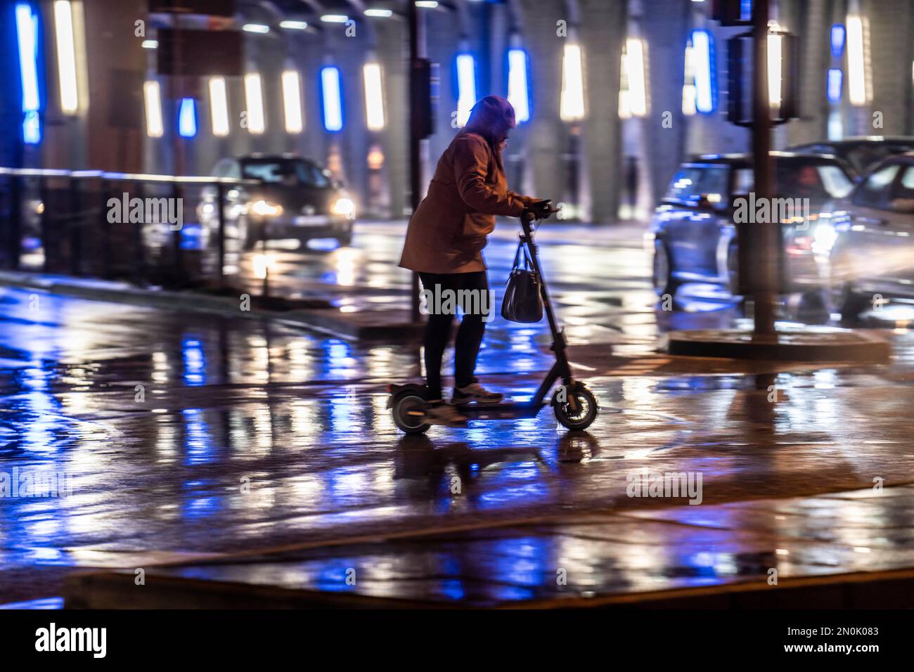 Rue à la gare principale, e-scooter conducteur temps pluvieux, centre ville, dans la soirée, Essen, NRW, Allemagne, Banque D'Images