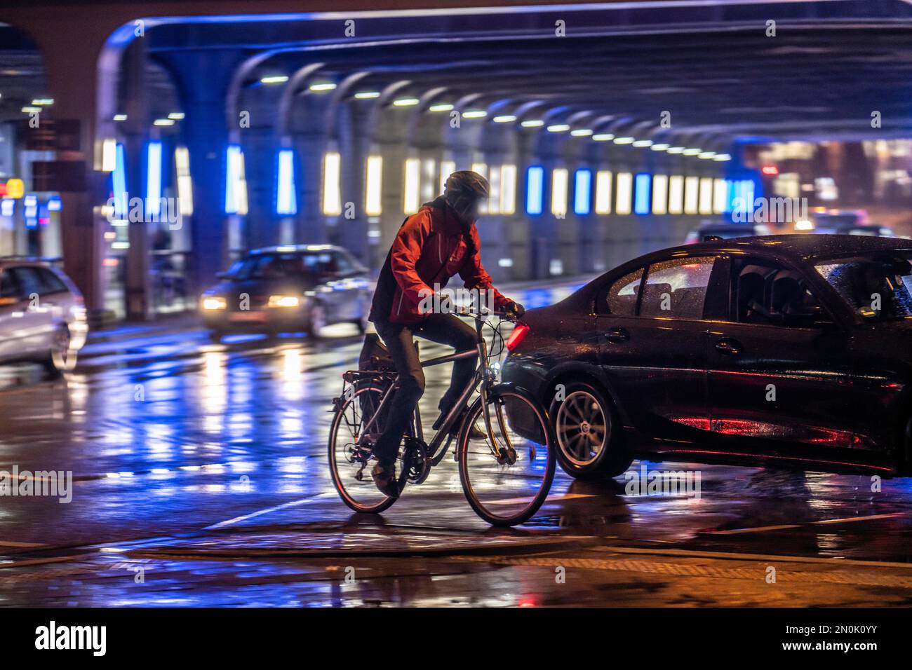 Rue à la gare principale, cycliste, temps pluvieux, centre ville, le soir, Essen, NRW, Allemagne, Banque D'Images