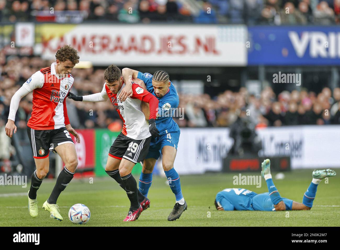 ROTTERDAM, 05-02-2023, Stadium de Kuip, Dutch Eredivisie football, saison 2022 / 2023, match entre Feyenoord et PSV 2-2. Feyenoord joueur Mats Wieffer, Feyenoord joueur Santiago Gimenez, PSV joueur Armando Obispo (photo par Pro Shots/Sipa USA) Banque D'Images