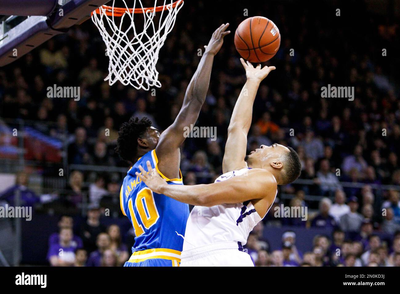 Washington guard Andrew Andrews, right, puts up a layup against UCLA guard Isaac Hamilton (10) during the second overtime of an NCAA college basketball game Friday, Jan. 1, 2016, in Seattle. Washington won 96-93, in double overtime. (AP Photo/Joe Nicholson) Banque D'Images