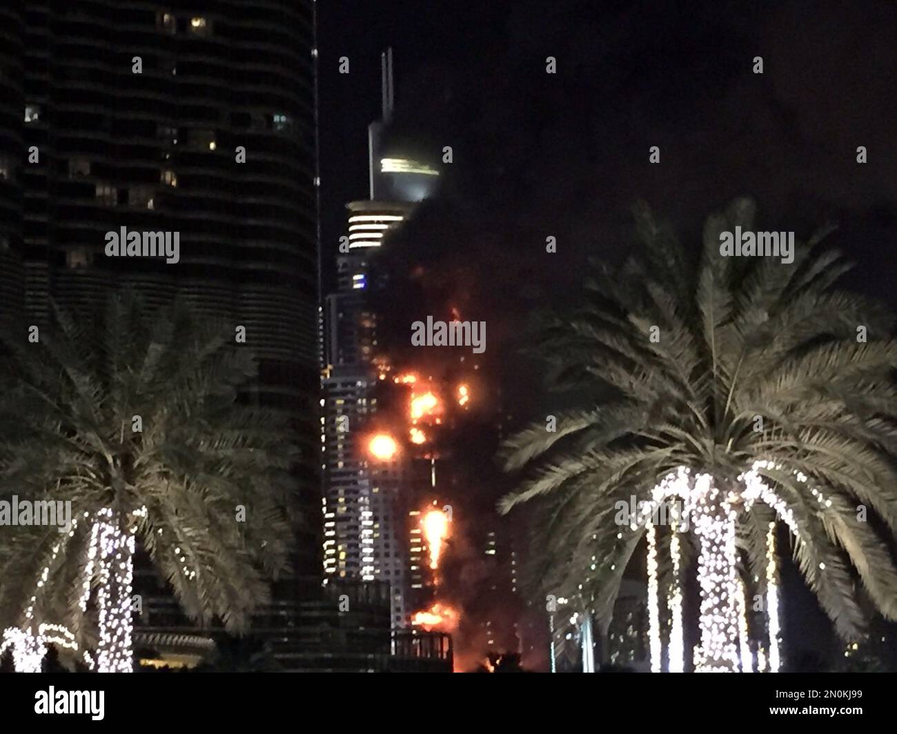 A fire runs up some 20 stories of a building in Dubai, United Arab Emirates, Thursday, Dec. 31, 2015. The fire broke out Thursday in a residential building near Dubai's massive New Year's Eve fireworks display. It was not immediately clear what caused the fire near the Burj Khalifa, the world's tallest skyscraper at 828 meters (905 yards). (AP Photo/Jon Gambrell) Banque D'Images