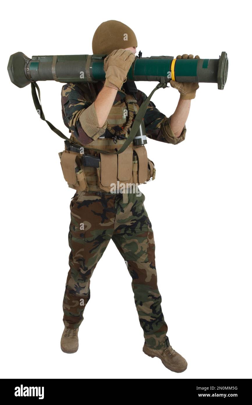 L'opérateur de Mecary lance AT4 bazooka lance-roquettes anti-char isolé sur blanc Banque D'Images